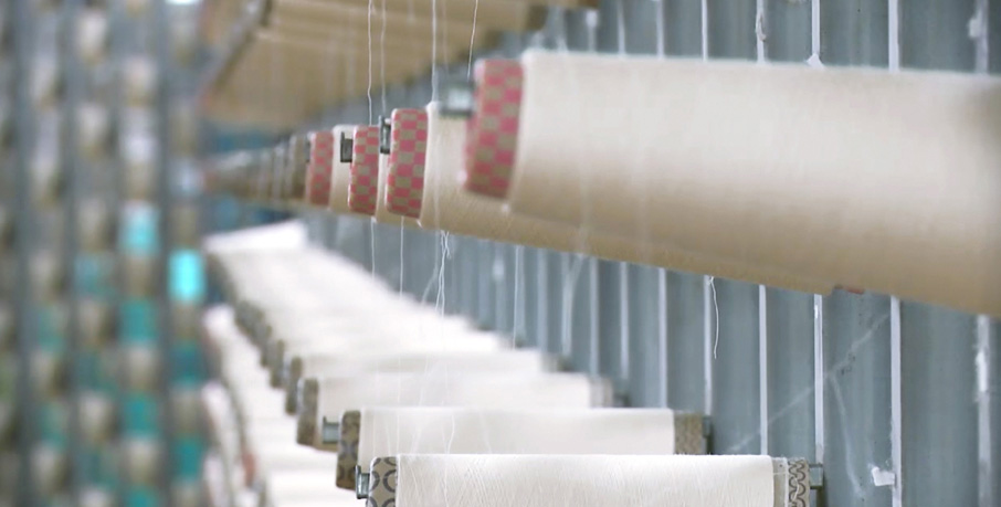 Many-spools-of-cotton-thread-at-textile-factory