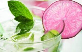 Mojito-drink-with-pink-lime-garnish