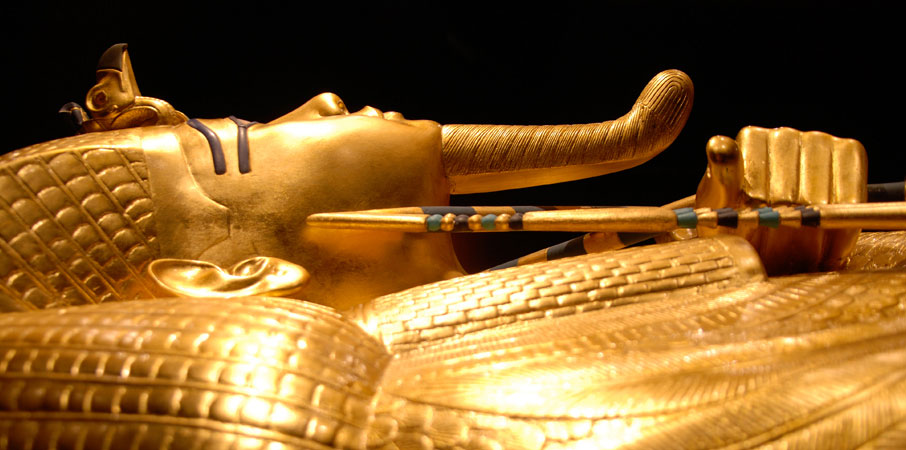 Statue-of-Egyptian-pharoah-Tutankhamun-side-profile